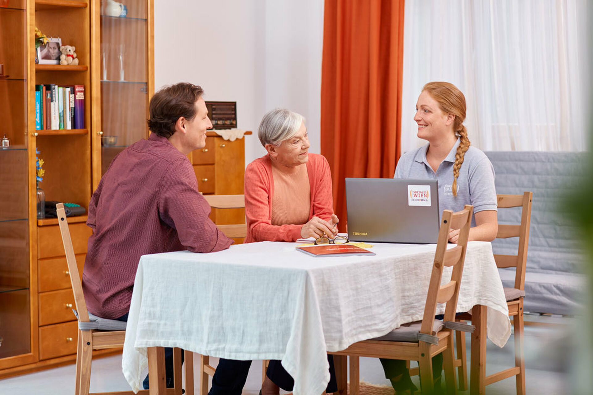 Beratungsgespräch mit einer älteren Dame und einem Mann mit Case-Managerin zu Pflege und Betreuung zuhause (Bild: FSW/Ian Ehm)