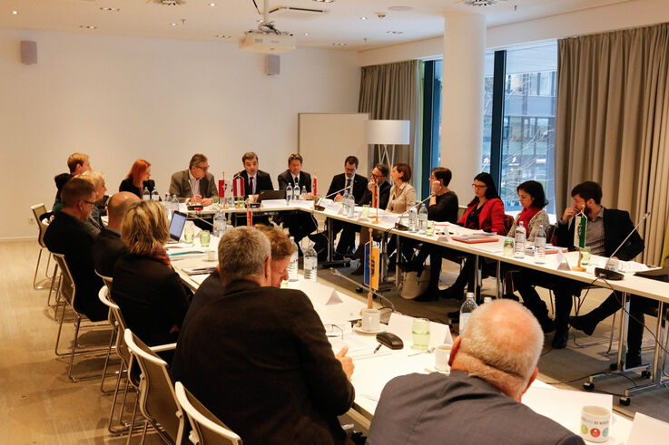 Die TeilnehmerInnen der FlüchtlingsreferentInnen Konferenz diskutieren gemeinsam an einer langen Tafel. (Bild: FSW)