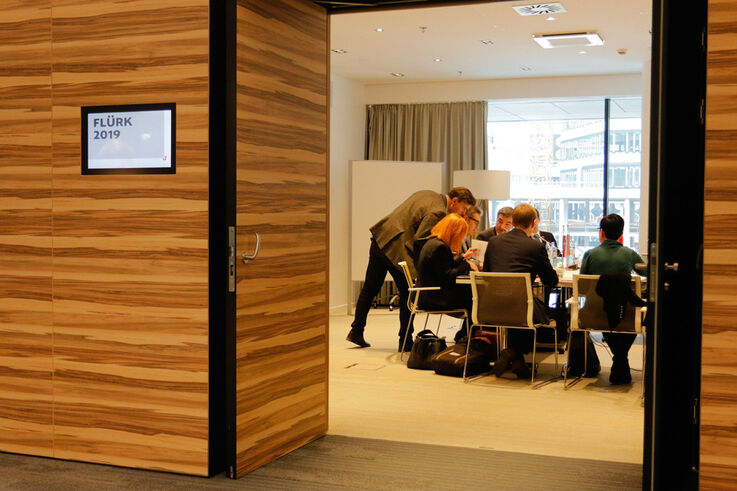 Ein Blick von außen in den Konferenzraum zu den TeilnehmerInnen der FlüchtingsreferentInnen Konferenz. (Bild: FSW) Ein Blick von außen in den Konferenzraum zu den TeilnehmerInnen der FlüchtingsreferentInnen Konferenz. (Bild: FSW)
