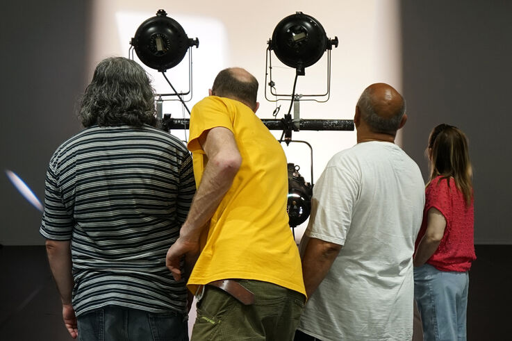 Rückansicht von vier TeilnehmerInnen von Forum Obdach Wien welche hinter Scheinwerfern im Tanzquartier stehen (Bild: TQW Rauter) Rückansicht von vier TeilnehmerInnen von Forum Obdach Wien welche hinter Scheinwerfern im Tanzquartier stehen (Bild: TQW Rauter)